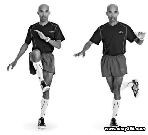 Động tác chạy ngang bắt chéo chân nâng cao gối. Hình trái: Chân phải bắt chéo ra trước và giơ cao hơn đầu gối chân trái. Hình phải: Chân phải bắt chéo ra sau và vung cao hơn đầu gối chân trái.