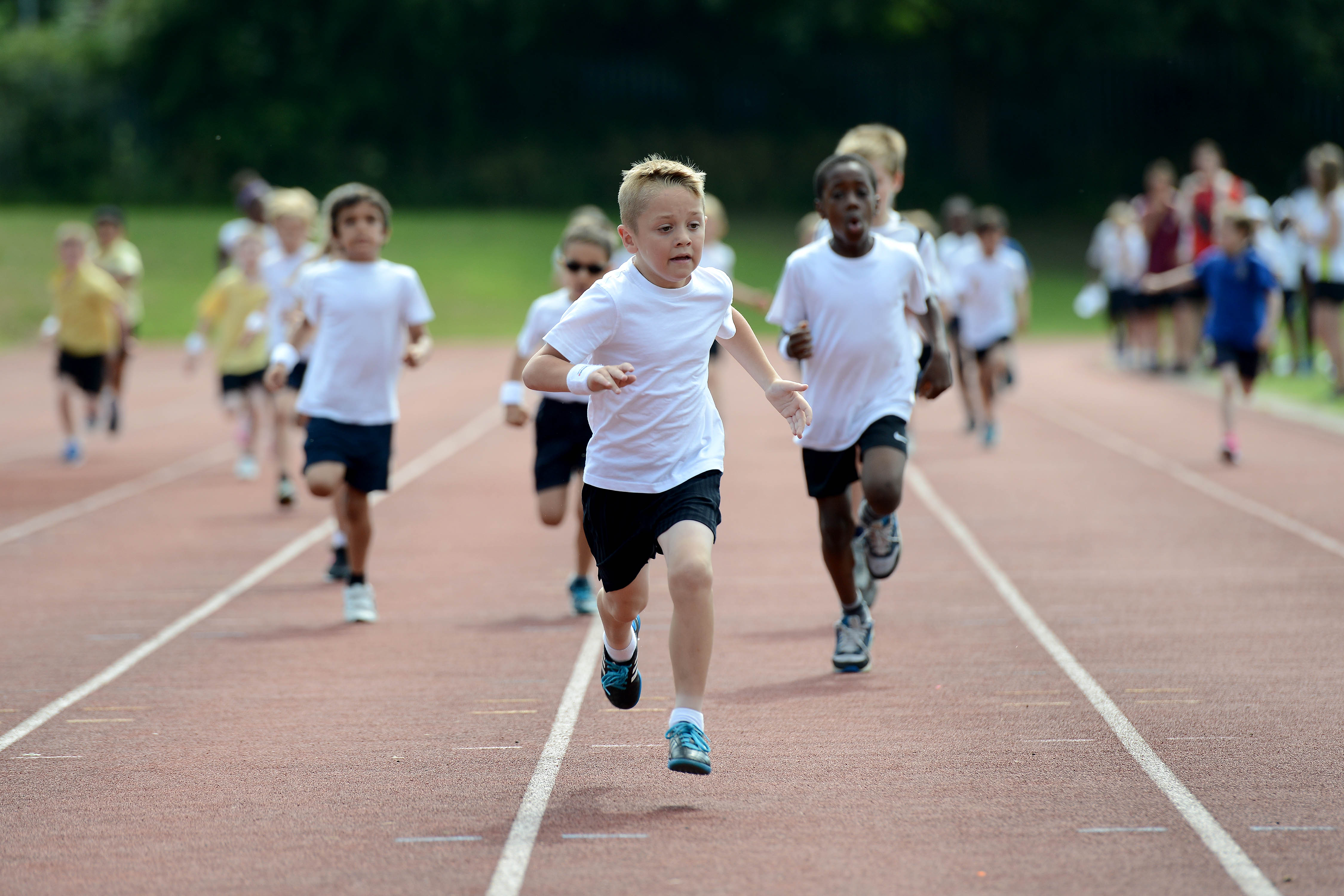 Бежит скорее в школу. Спорт дети. Дети бегут. Дети спорт бег. Физкультура бег.