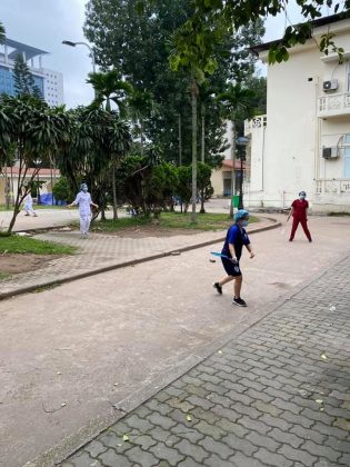 Bác sỹ Bệnh viện Bạch Mai chạy bộ, tập thể thao. Ảnh: Chinh Lương