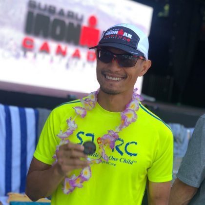 Anh Spidey Nguyễn và chiếc huy hiệu dành cho những người có vé chính thức tham dự giải VĐT Ironman Kona nhờ đạt thành cao nhóm tuổi.