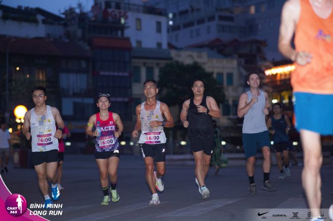 Đo&agrave;n chạy dưới &aacute;nh đ&egrave;n đường tờ mờ s&aacute;ng 